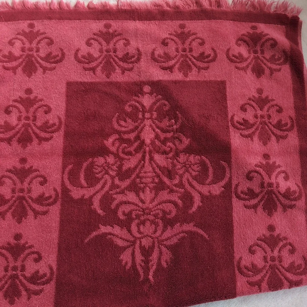 Vintage Fieldcrest Bath Towel Imperial Sculpted Pink Floral Fleur-de-lis Fringe